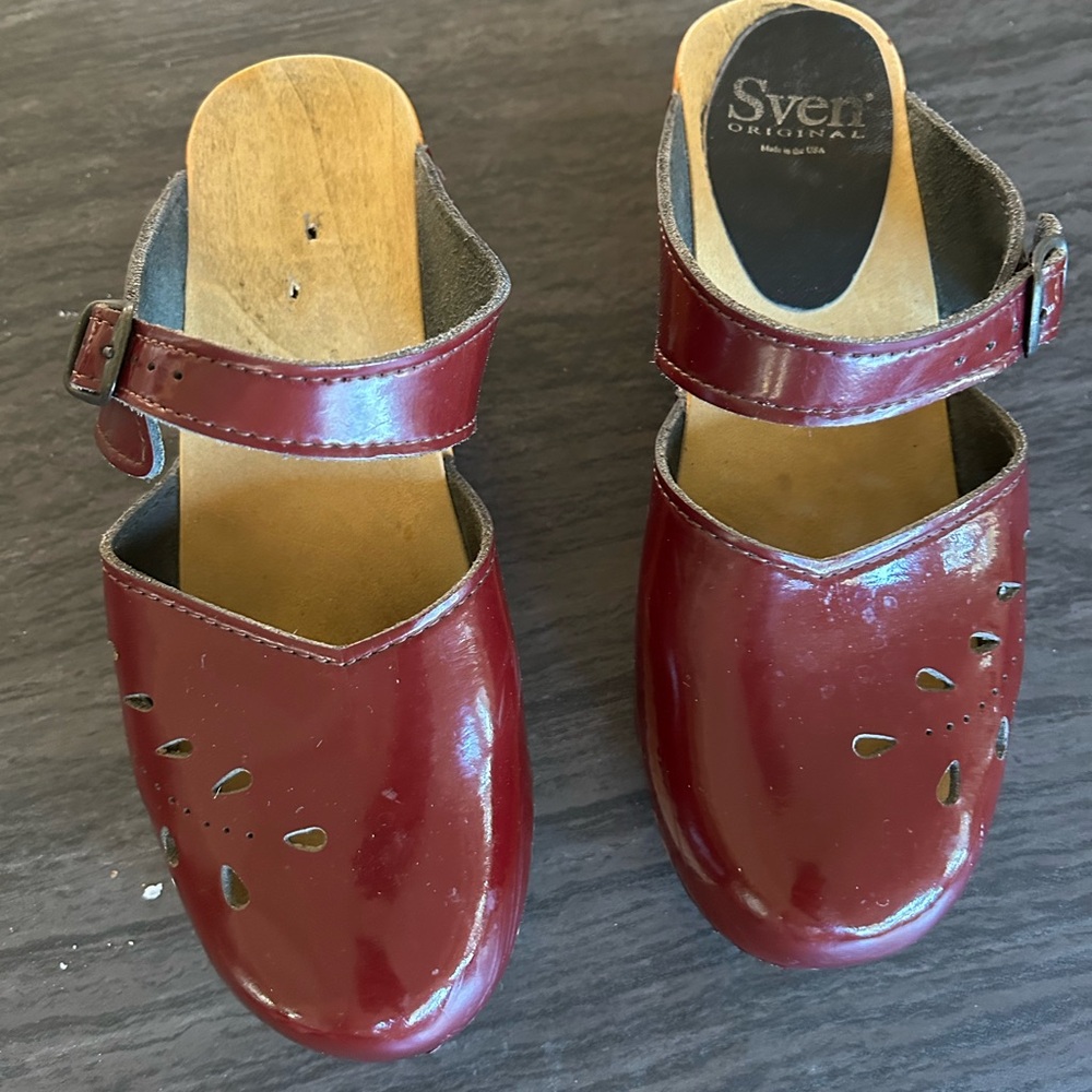 Wine colored Sven clogs in good condition